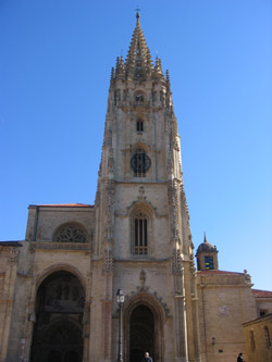 OVIEDO_ La Catedral y Miren Iza
